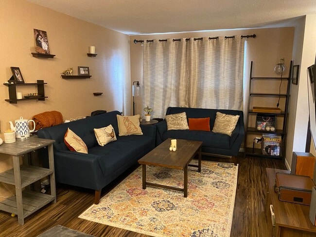 Foto del edificio - Cute Cozy Renovated Townhome with Basement