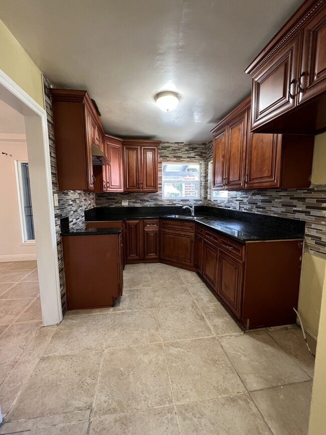 Kitchen - 9528 Holmes Ave