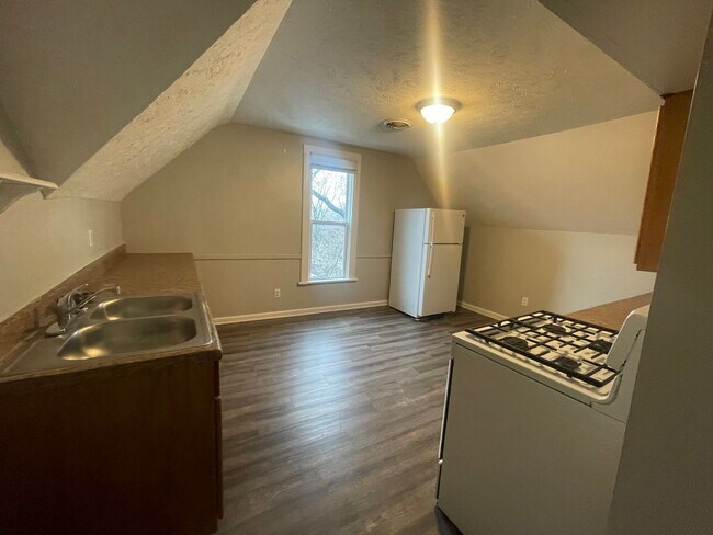 Foto del edificio - Recently Updated - Upper One Bedroom with Washer/Dryer!