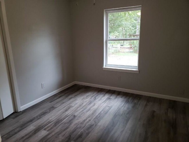 Building Photo - 1520 Woodland Dr