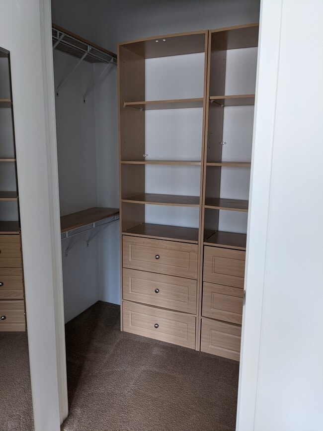 Walk in closet - 1 Mandalay Plz