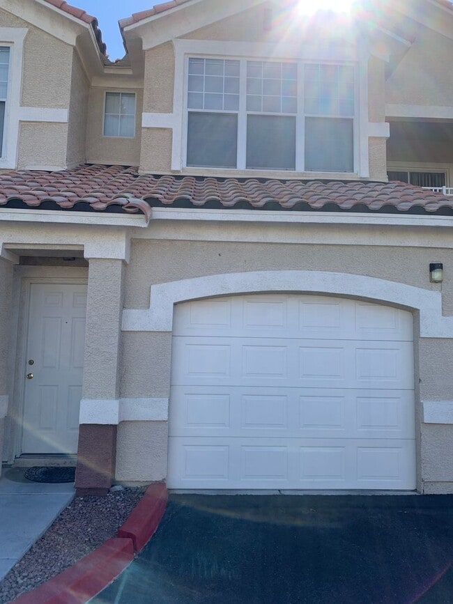 Building Photo - 2 bed/2bath condo with attached garage in ...