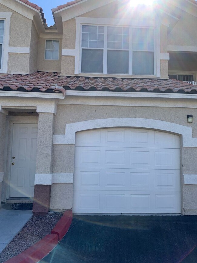 Foto del edificio - 2 bed/2bath condo with attached garage in ...