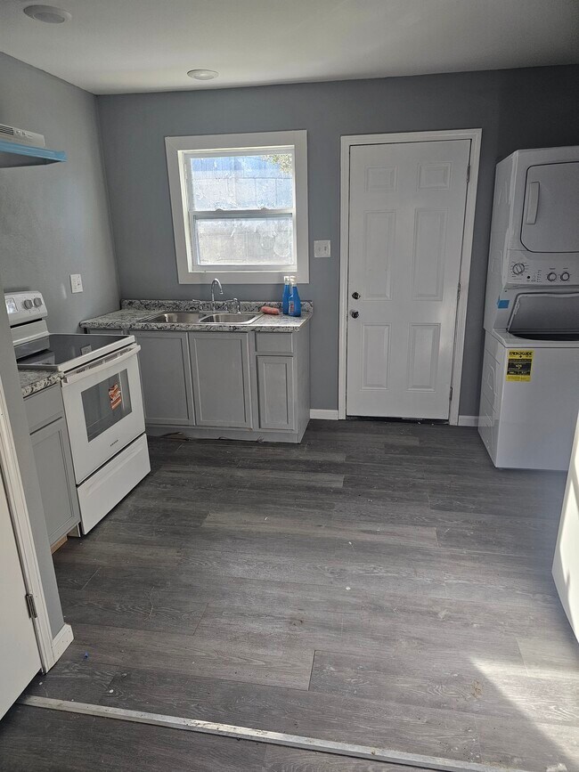 Building Photo - 8 Honeysuckle Dr