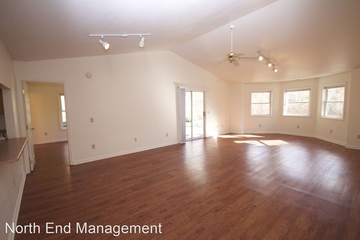 Foto principal - 352-360 Dula Springs Rd