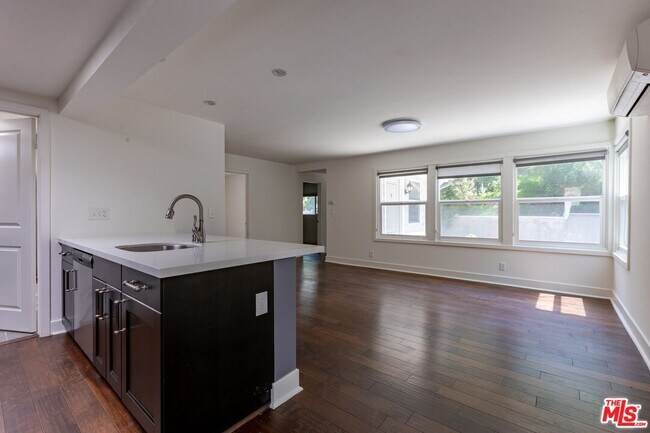 Foto del edificio - 2147 N Beverly Glen Blvd