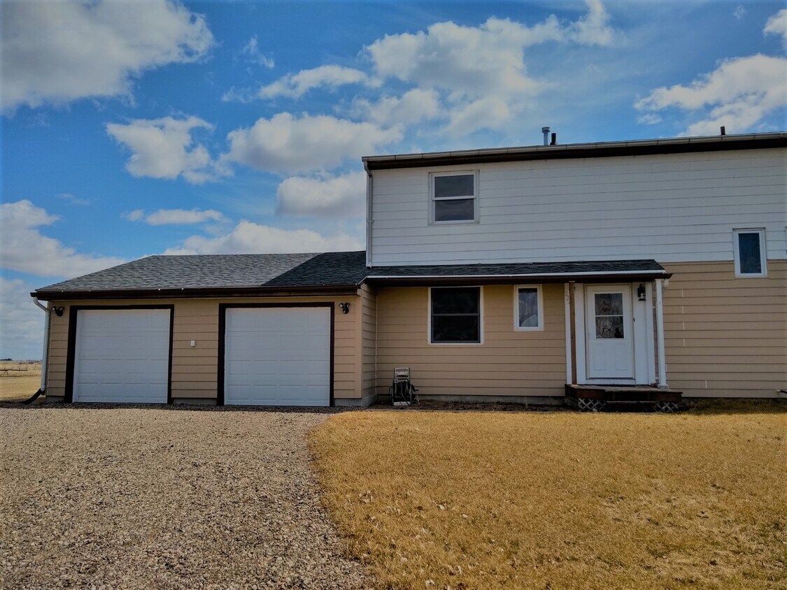 224 Chelsey Dr, Glenburn, ND 58740 Townhome Rentals in Glenburn ND