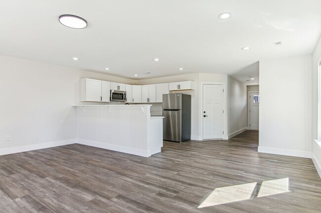 Foto del edificio - 4053 Cedar Fls Ln