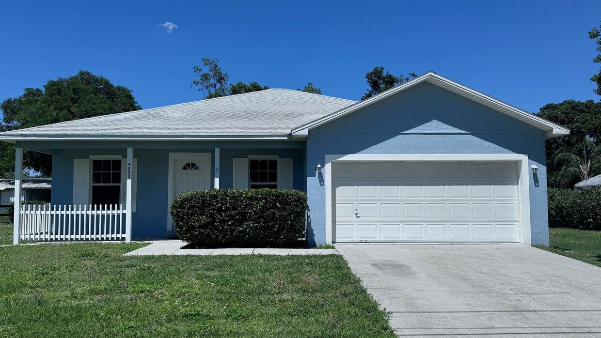 Primary Photo - Cute 3/2 House with New Floors and Fresh P...