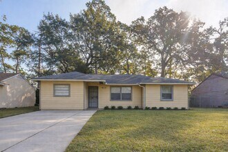 Building Photo - 9310 Forest View St