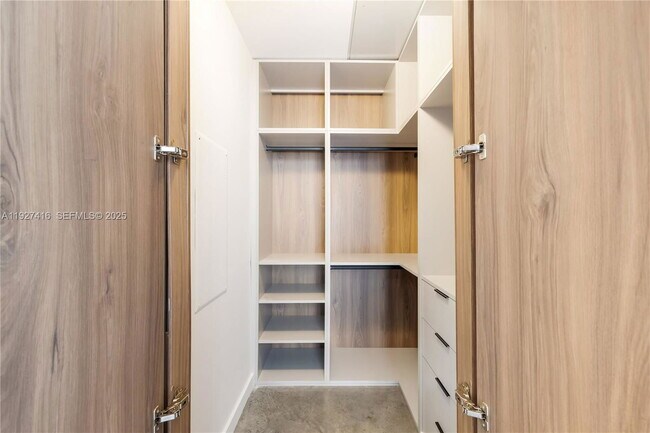 Foto del edificio - 151 SE 1st St