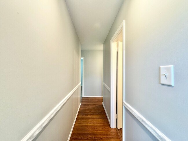Building Photo - 3 Bedroom with Beautiful Updates Throughout