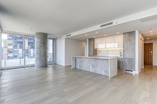 Building Photo - 1400 René-Lévesque Blvd W