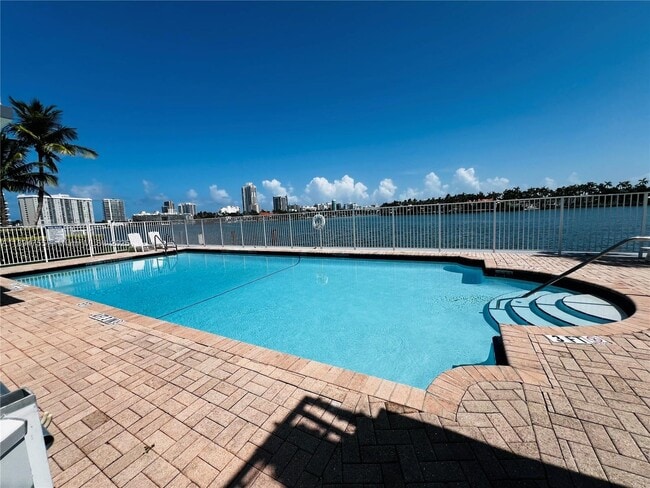 Building Photo - 946 Bay Dr