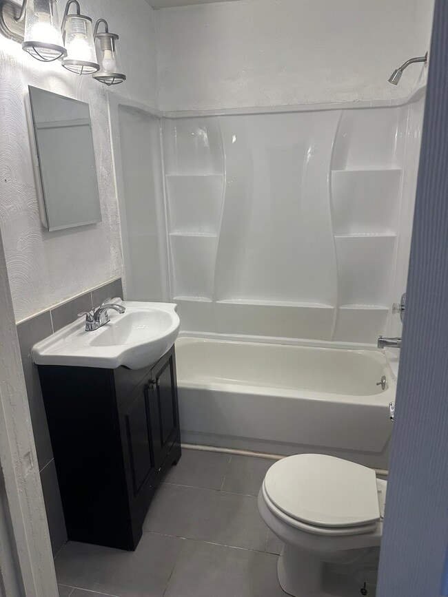 Building Photo - 5004 Euclid Ave