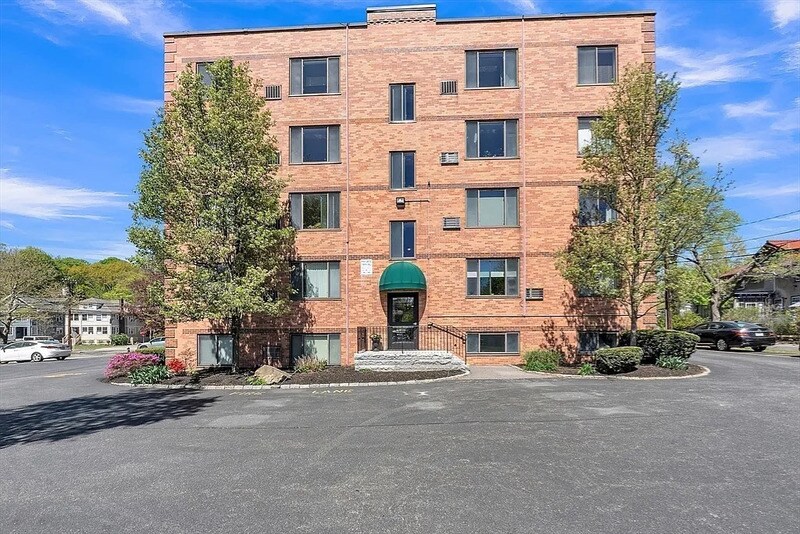 Foto principal - 128 Pleasant St