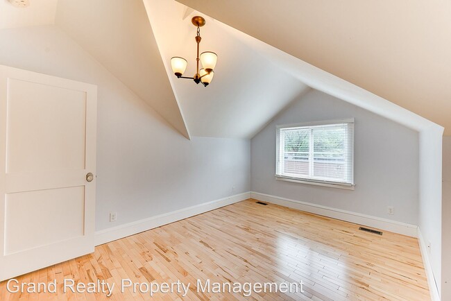 Building Photo - 3 br, 2 bath House - 2404 NE 2nd Street