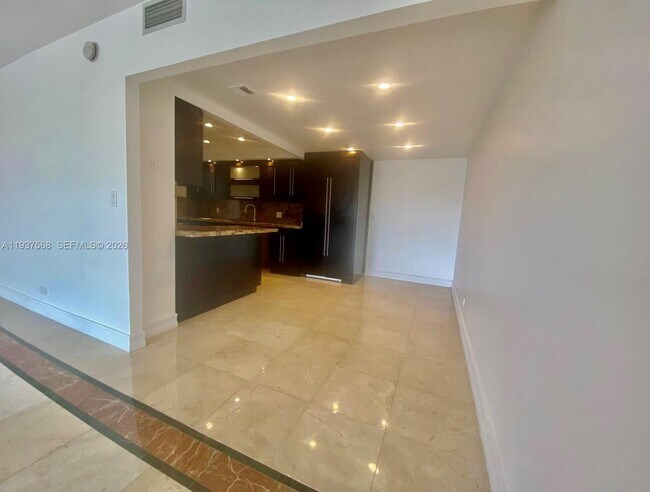 Foto del edificio - 1800 NE 114th St