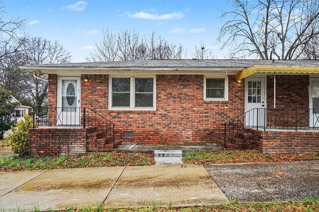 Nice 2BR/1BA Duplex in East Point! - Nice 2BR/1BA Duplex in East Point! House