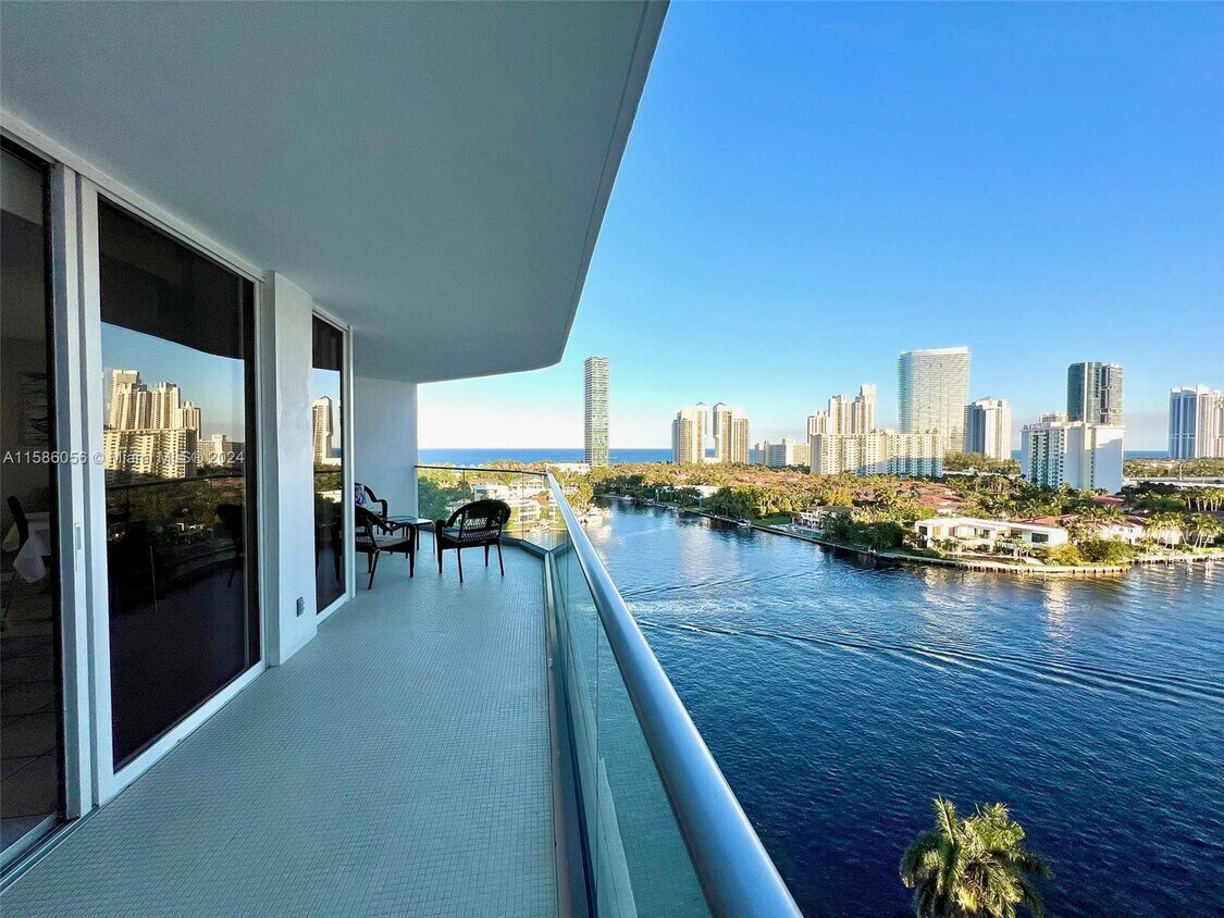 Foto principal - 19707 Turnberry Way