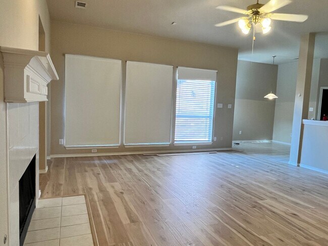 Foto del edificio - Beautifully Updated 4-Bedroom Home with Community Pool & Excellent Schools!