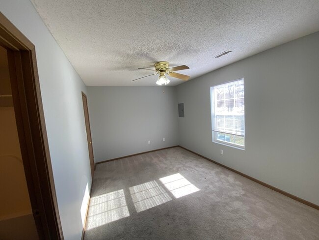 Building Photo - 2122 Old Plank Village Dr