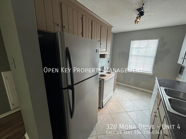 Building Photo - Charming and Updated 2/1.5 Townhome in Dot...