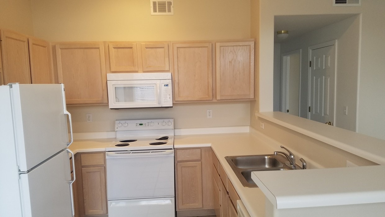 Kitchen - 8500 E Jefferson Ave