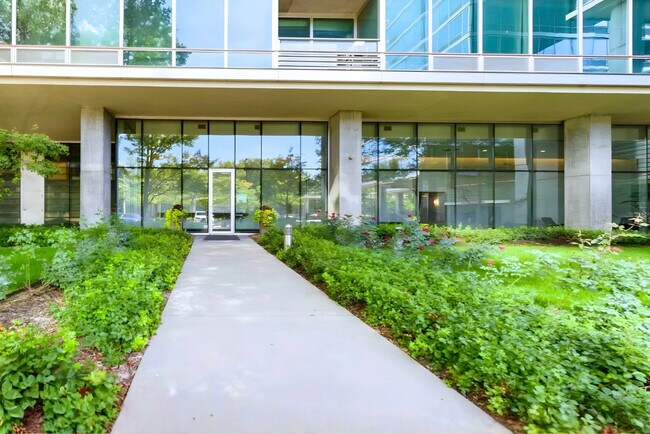 Foto del edificio - 9715 Woods Dr