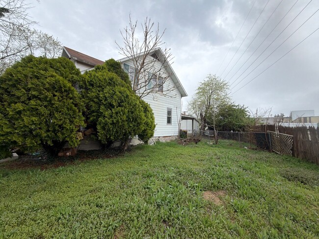 Building Photo - 805 S Hickory St