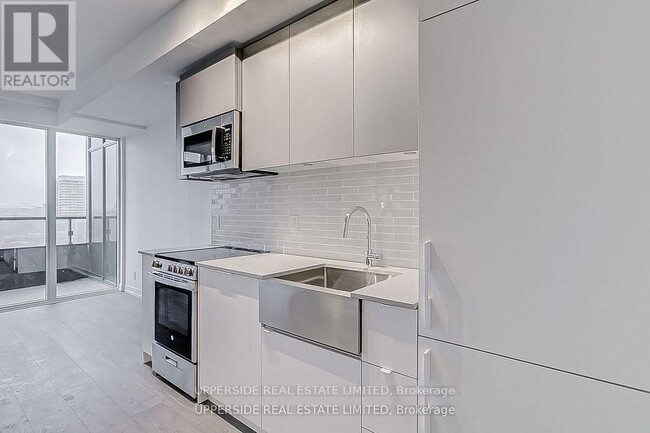 Building Photo - 270-270 Dufferin St