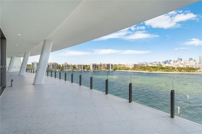 Foto del edificio - 5 Grove Isle Dr