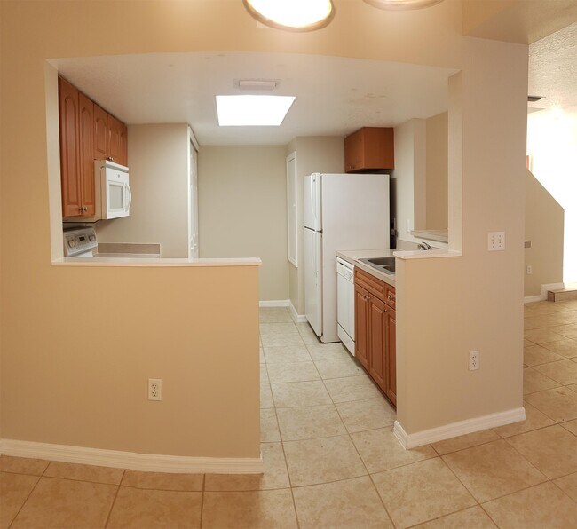 Building Photo - 2418 Fan Palm Dr