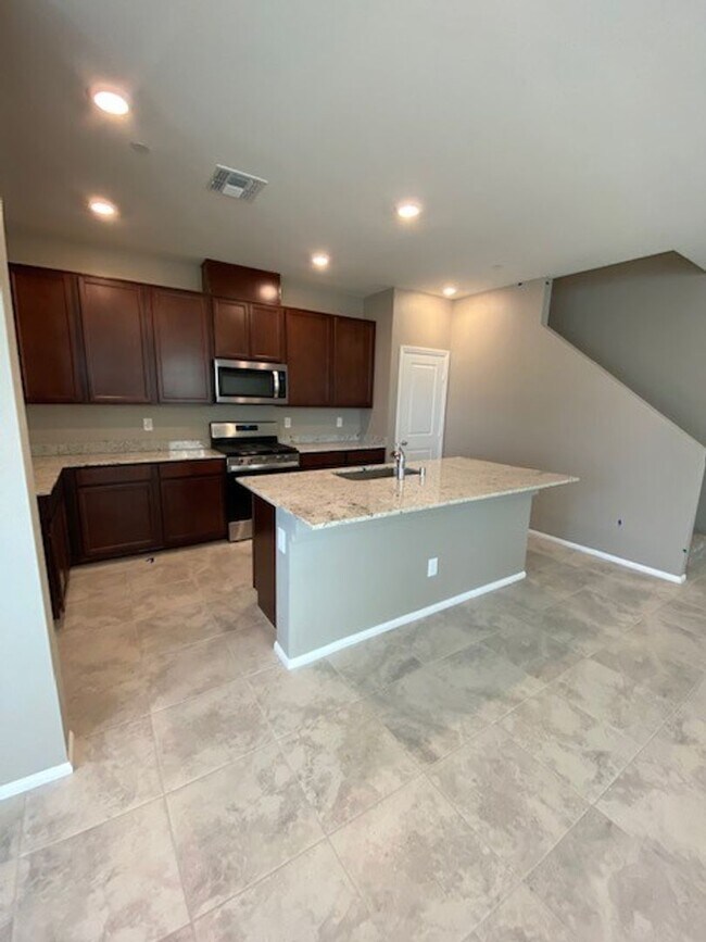 Building Photo - BRAND NEW TOWNHOME IN TULE SPRINGS COMMUNITY!
