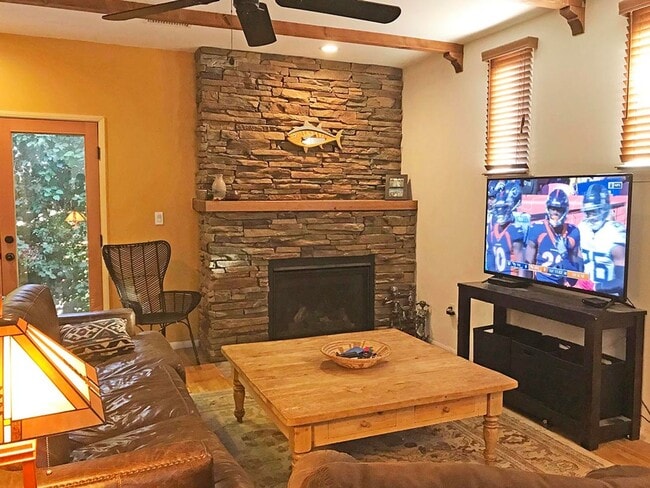 Foto del edificio - 3-Bedroom Home in Glendale's Foothills with RV Parking!