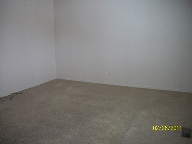 Building Photo - 3 Bedroom, 1 Bath unit in 8plex, a quiet B...