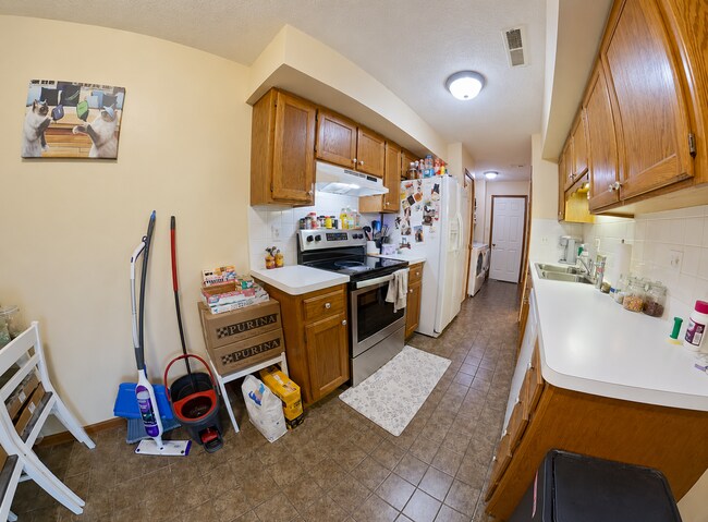 Foto del edificio - Pet Friendly + Conveniently Located + Off-Street Parking!  Available Now!