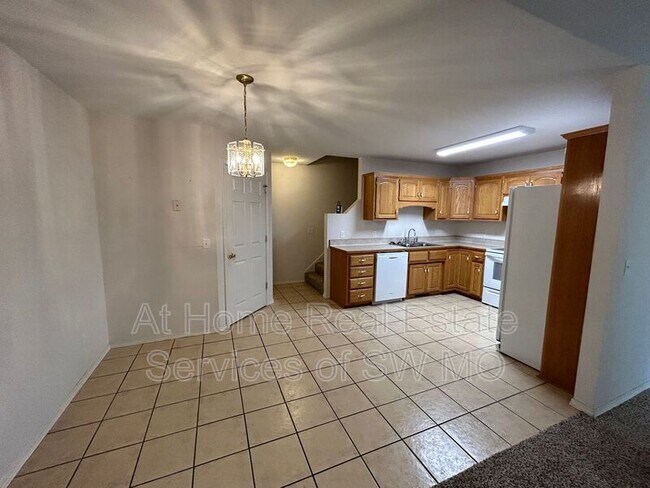Foto del edificio - 703 Pinhook Dr