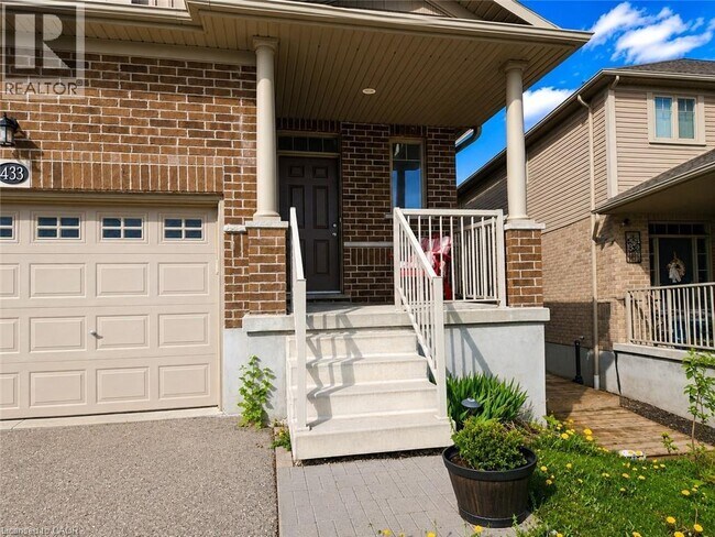 Building Photo - 433 Avens St
