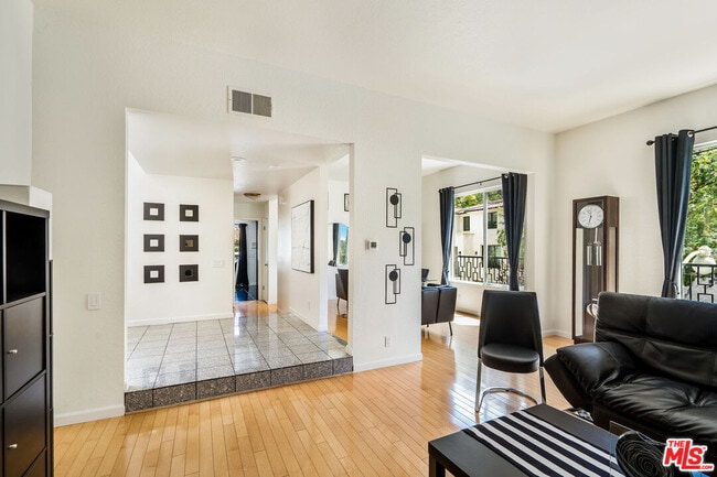 Building Photo - 2041 Roscomare Rd