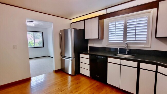 Building Photo - Amazing 3 bedroom Home In Lake Oswego is a...