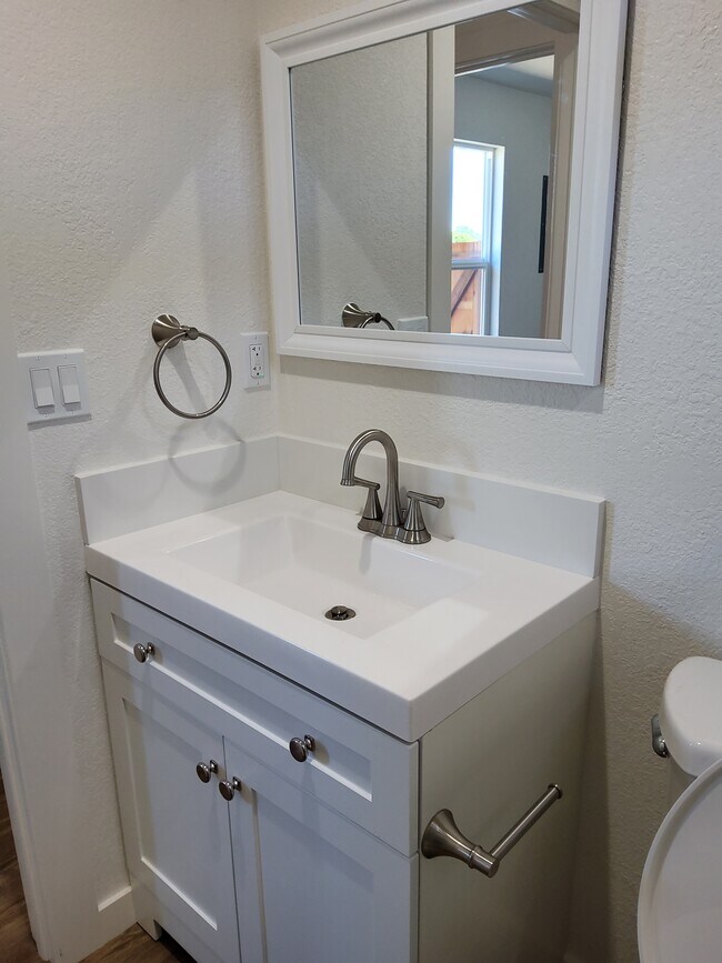 Building Photo - 405 Milray Ct