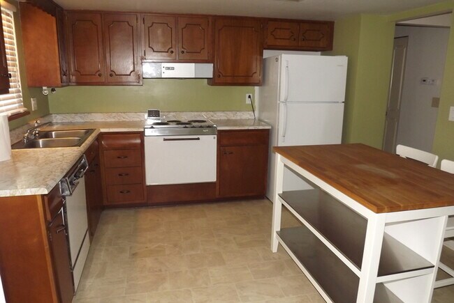 Building Photo - Don't miss out on this 3 Bedroom 2.5 Bath ...