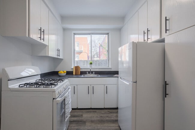 Building Photo - 4840 Boul Édouard-Montpetit