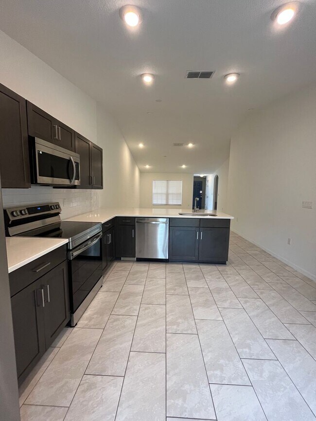 Building Photo - NEWER Duplex 4 Bed 2 bath on Cul-de-sac!!!