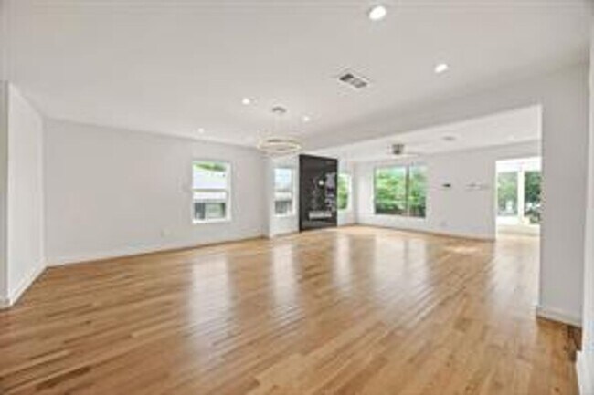 Foto del edificio - Modern Remodeled Home Near Bishop Arts, Da...