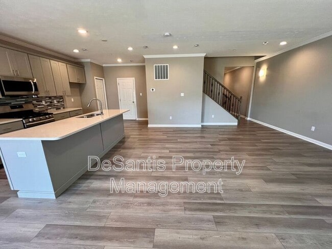 Building Photo - 2105 Canterbury Dr
