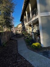 Building Photo - 618 Center St