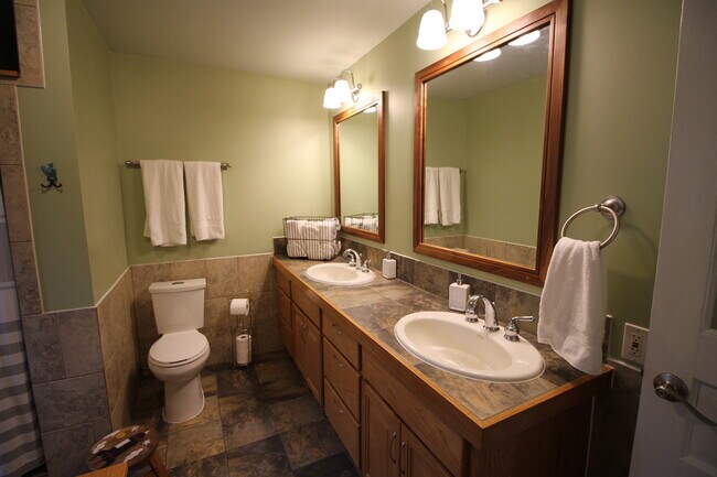 Baño con lavabos dobles - 1058 Central St SE