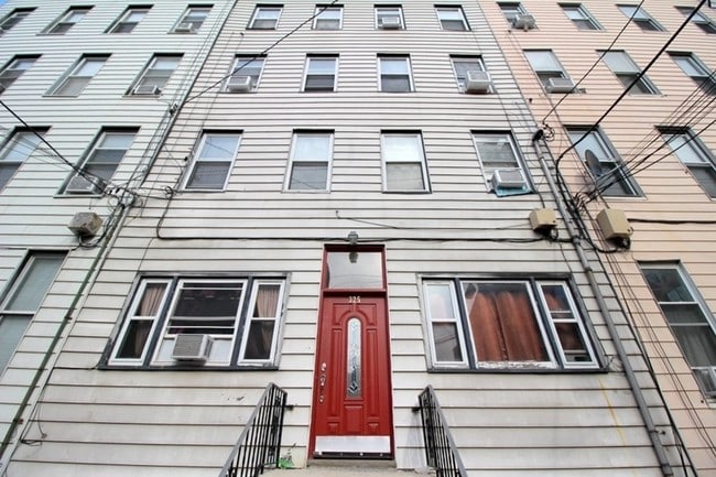 Building Photo - 325 Grand St